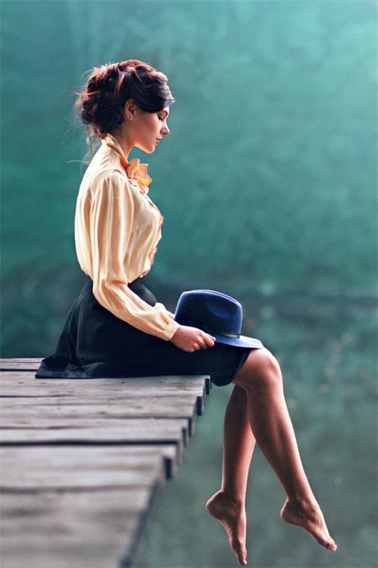 elegantna zamegljena punđa, lasje potegnjeni od zadaj, ideja pričeske z neurejenim efektom, retro elegantna obleka za mlado žensko