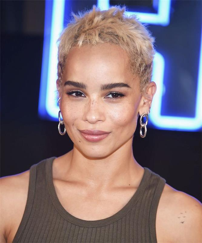 Zoe Kravitz z dečkasto obritimi stranicami in vrhom z neurejenimi blond ključavnicami