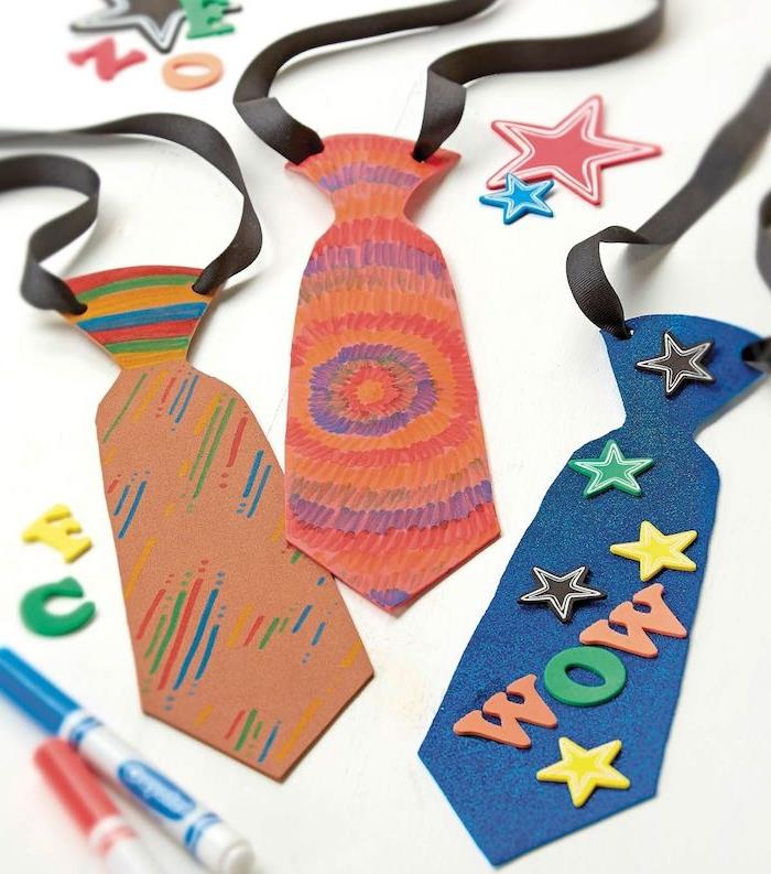 spalvoto popieriaus kaklaraiščio ir žvaigždžių raidžių dekoravimo pavyzdys, kabantis ant kaklo