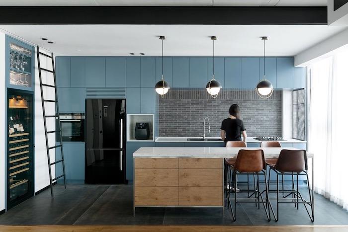 gri kiremitli sıçrama, mutfak önü için gri mavi renk, siyah zemin, ahşap ve beyaz orta ilo, siyah buzdolabı