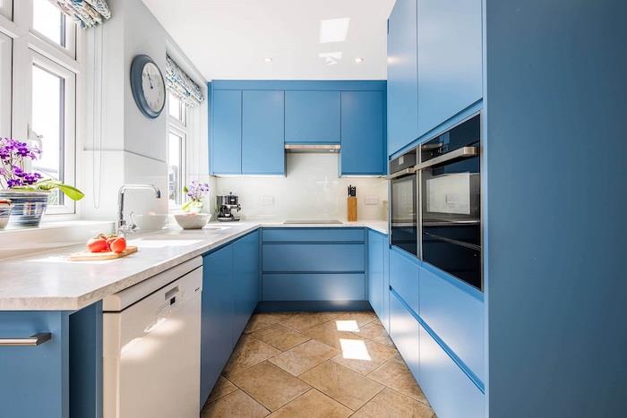 mobilya, mavi mutfak dolapları, mermer tezgahlar, bej yer karoları, beyaz duvarlar için mutfak boya fikirleri