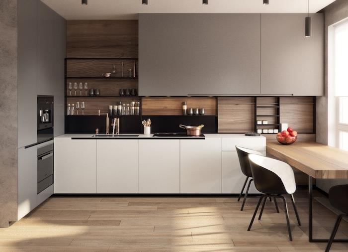 L formos virtuvės pavyzdys su balta žema spintele, pilka aukšta spintele ir rudu mediniu dugnu su juodomis lentynomis, mediniu ir metaliniu stalu bei dizainerių kėdėmis