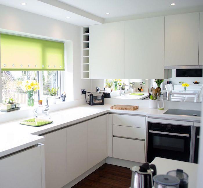 panjurlu ve yeşil pencereli beyaz minimalist bir mutfak örneği