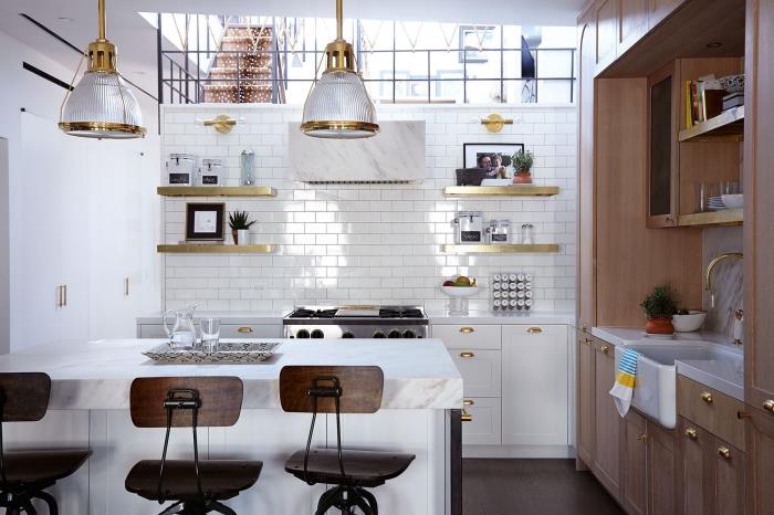 beyaz tuğla efektli duvar sıçraması ve altın kaplama aksesuarlarla modern bir mutfak nasıl düzenlenir