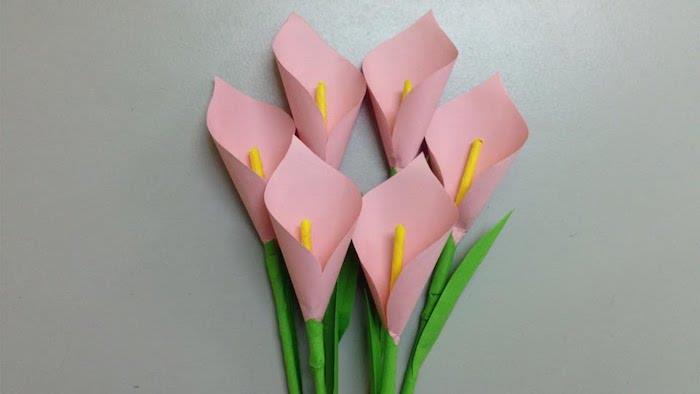 pembe kağıt çiçek nasıl yapılır, sarı merkezli ve yeşil yapraklı pembe yıldız çiçeği örneği
