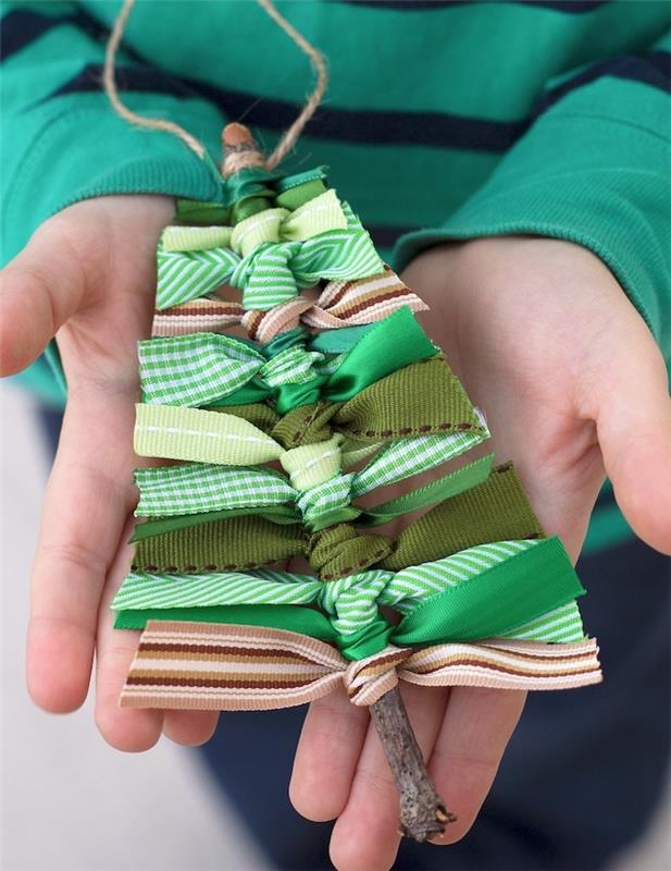 medinių šakų idėja su aprištomis žaliomis juostelėmis, kaimiško stiliaus medinės eglutės idėja, originali kalėdinė rankinė veikla