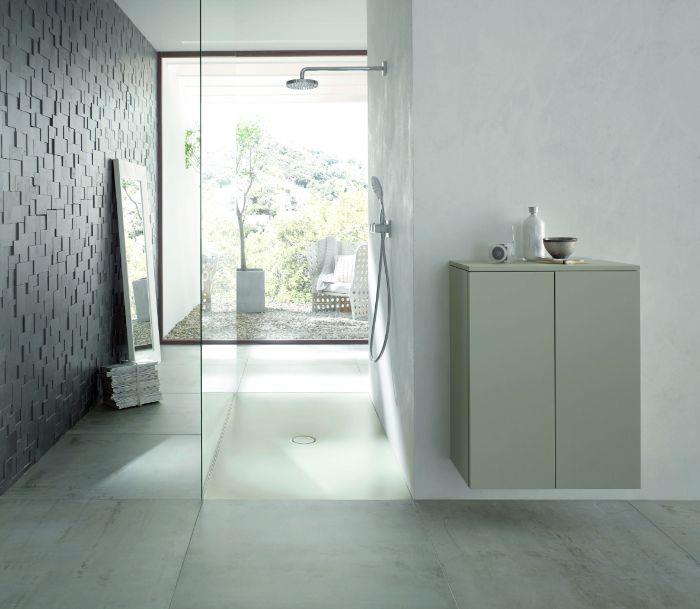 sivo -bela kopalnica z reliefno steno, minimalistične ideje za dekoracijo kopalnice z veliko prho