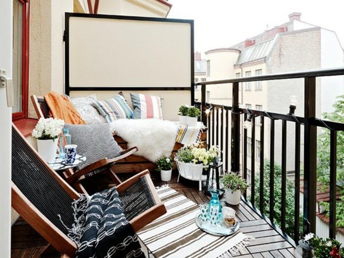 kako opremiti svoj balkon z zložljivimi lesenimi stoli in klopjo iz temnega lesa, okrašeno z okrasnimi blazinami, kompozitno leseno oblogo za teraso