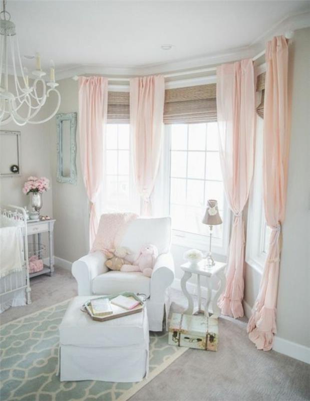 biserno siva barva sten, roza zavese, kavč, beli stolček in otroška posteljica, zelena preproga, vintage elegantna spalnica, siva preproga, roza in siva spalnica