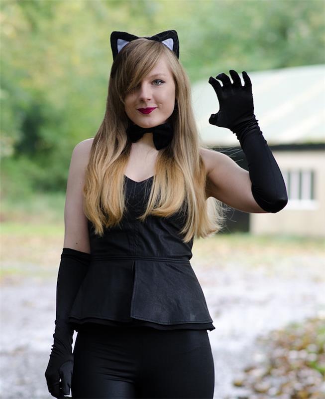 moters kostiumo Helovinui pavyzdys, juodos kelnės ir krūtinės, peteliškė ir ilgos juodos pirštinės, paprastas makiažas