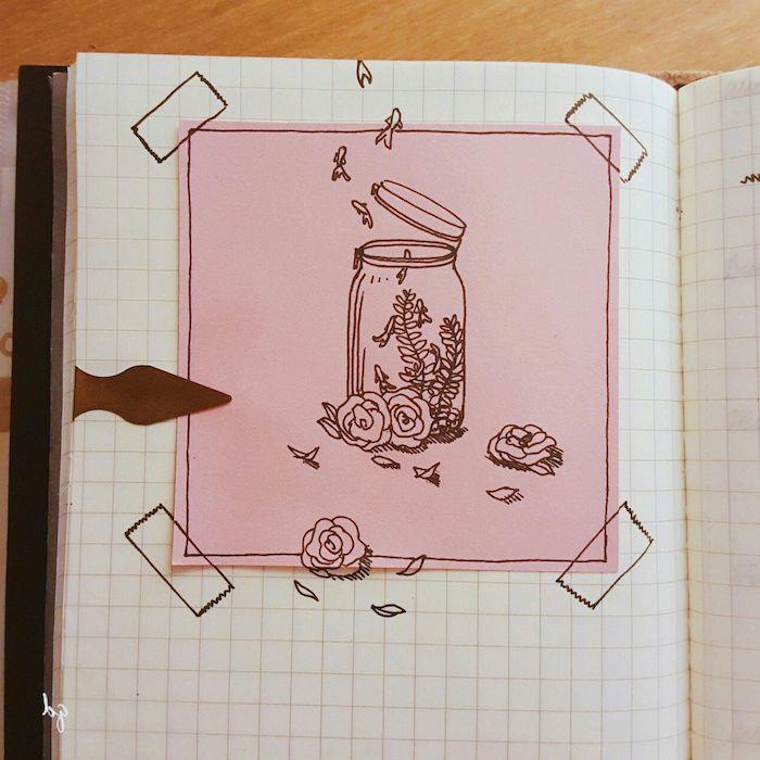 damalı bir defter sayfasına yapıştırılmış pembe bir arka plan üzerinde çiçekler ve çiçekli dallarla dolu bir kavanoz