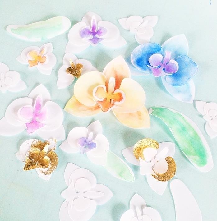 kağıt orkideler, boya ve parıltıyla süslenmiş çeşitli beyaz kağıt elemanları, kendin yap kağıt çiçek