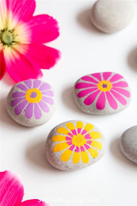 boyalı çakıl taşları örneği deco fikir çiçek neşeli renklerde çakıl üzerinde çizim yaratıcı bahar etkinliği