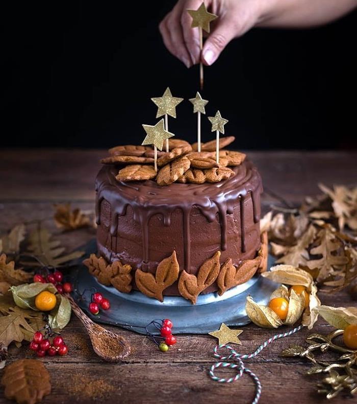zencefilli kurabiye ve çikolata ve zencefilli kurabiye ve sütlü çikolata sosu ile ev yapımı Noel pastası
