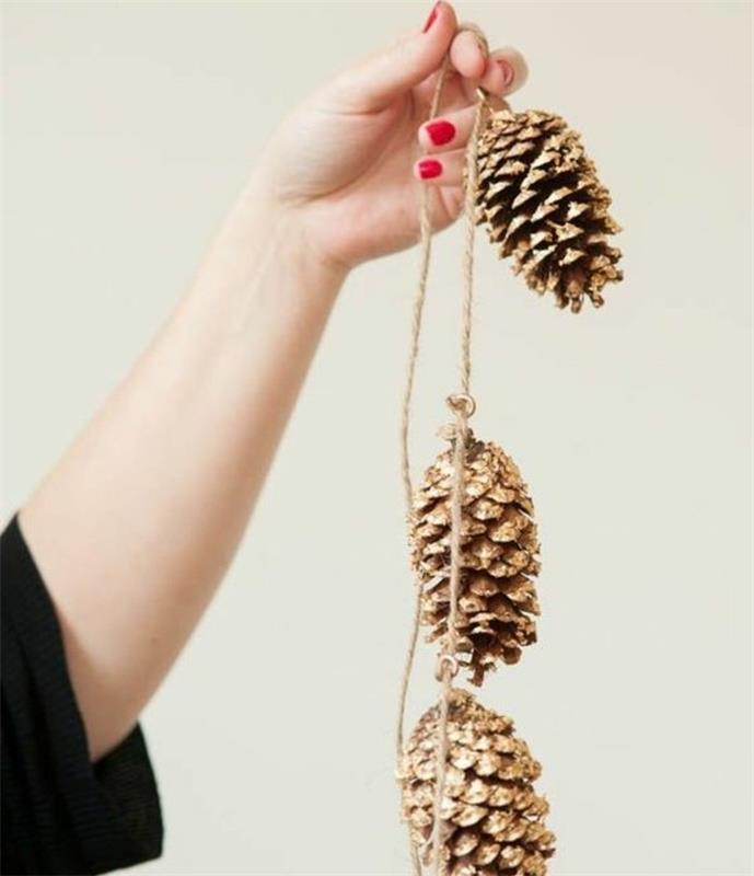 pavyzdys-pasidaryk pats-girlianda-pagamintas-aukso-pušies kūgių-Kalėdų dekoravimo idėja-pasidaryk pats