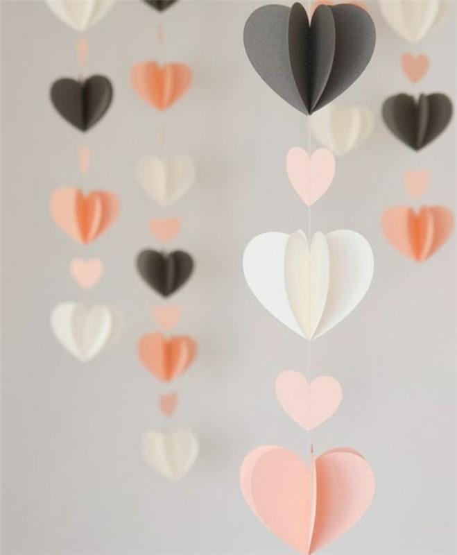 popieriaus girliandos pavyzdys, sudarytas iš mažų įvairiaspalvių širdžių Valentino girlianda