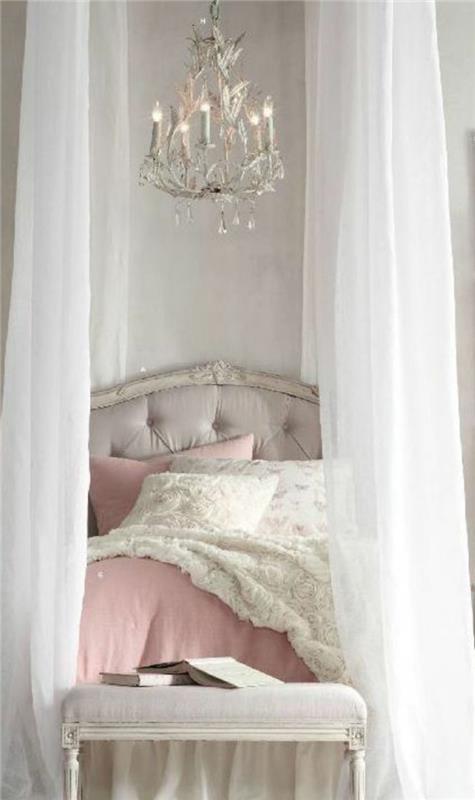 siva barva sten, dizajnerski lestenec, baročno siva postelja, bela in roza posteljna garnitura, biserno siv konec postelje, baročna barva spalnice za odrasle