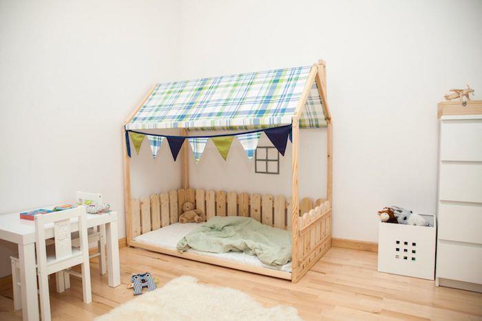įdomi medinės vaikiškos lovos su baldakimu drobės stogu ir tvora, vaikų namų imitacijos, stalo ir žemų kėdžių idėja