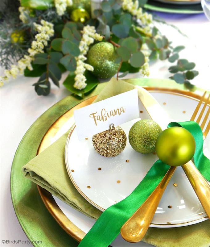 Kendiniz yapmak için Noel masa dekorasyonu, orijinal bir yer tutucu olarak Noel topları, birkaç istiflenmiş tabak, yeşillik merkez parçası ve Noel topları