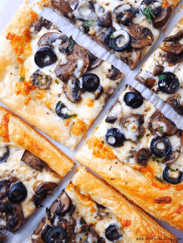 puf böreği, tuzlu mantar dilimleri, zeytin, peynir ve otlu turta ile yapılacak mini pizzalar