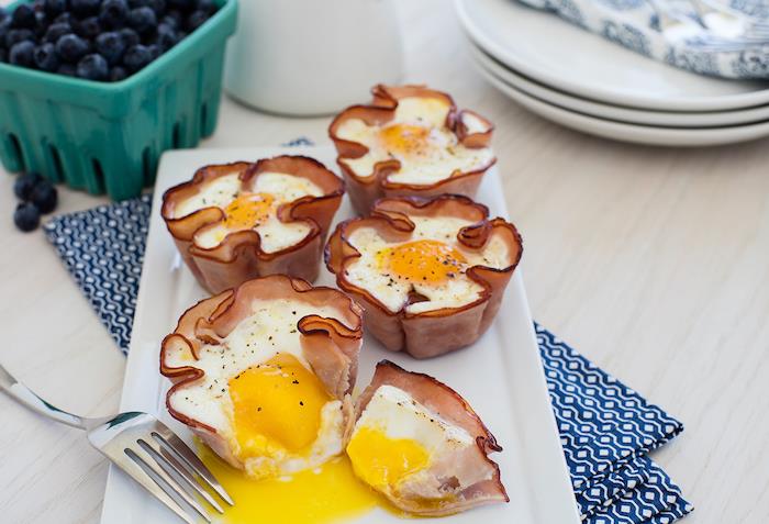 kiaušinių ir kumpio bandelių idėja, paprasti baltyminiai pusryčiai patiems pasigaminti, bandelės skarda