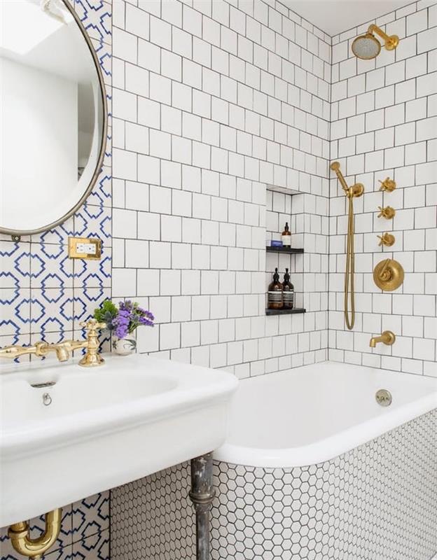 beyaz kiremitli duvar, altın aksesuarlar, yuvarlak ayna, beyaz lavabo ile küçük bir banyo kurun