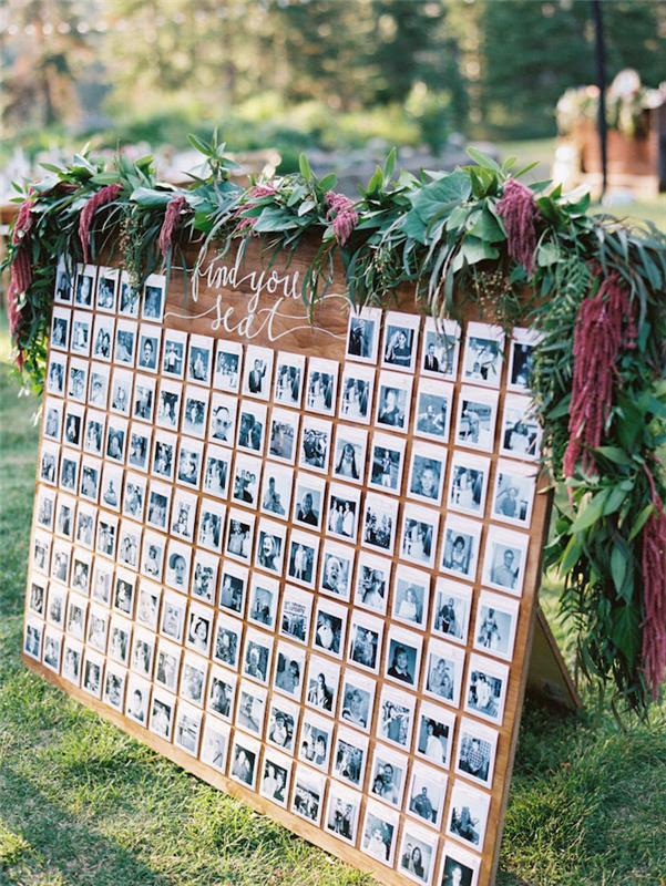 didelės vestuvių darbo plano idėjos medinėse lentose ir nespalvotos svečių nuotraukos, gėlių girliandos dekoravimas