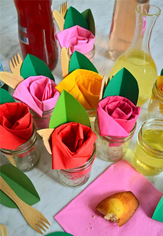 originali gimtadienio stalo dekoravimo idėja, sulankstoma popierinė servetėlė rožinės, raudonos, geltonos rožės pavidalu, papuošta popieriaus lapu