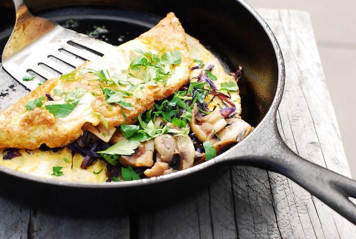 paprastas receptas, kuriame yra daug baltymų, norint pagaminti špinatų ir grybų omletą, masiškai padidinti pusryčius