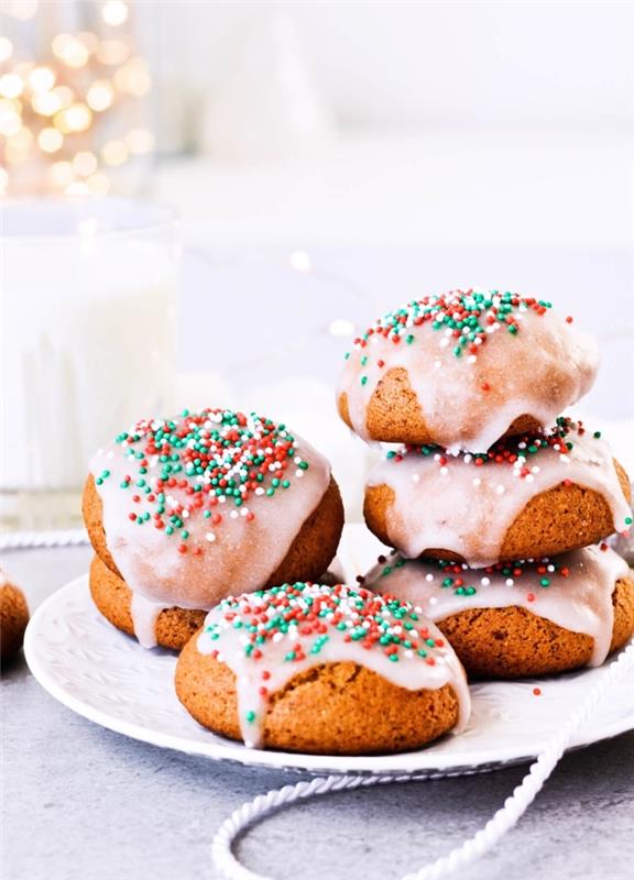 enostaven sladek recept, ideja o božičnih piškotih z belo glazuro, primer, kako okrasiti božične piškote