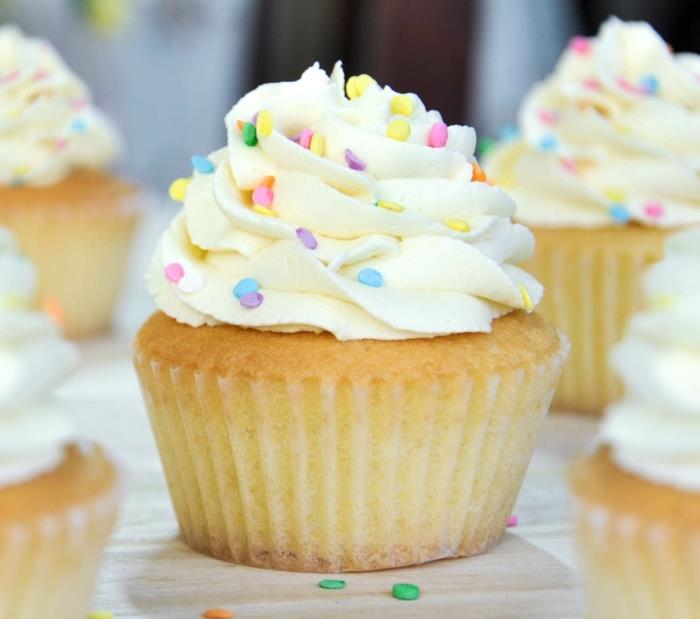vanilyalı kek tarifi fikri, tereyağı ve vanilyalı kek kreması nasıl yapılır, küçük renkli bobnonların dekorasyonu