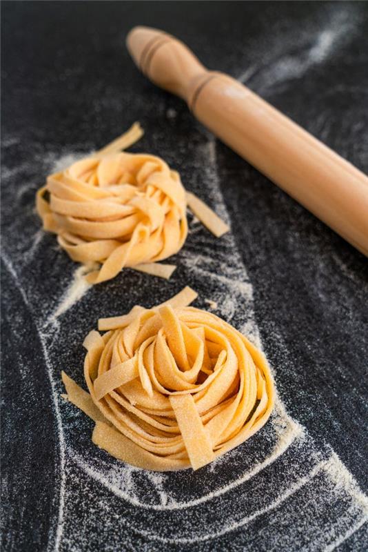 tagliatelle suda pişirmek için yuvarlandı, kolay ev yapımı makarna yapma fikri