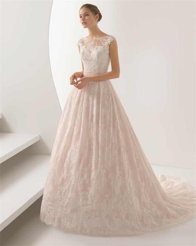 nėrinių vestuvinė suknelė su platėjančiu sijonu ir nėriniuota viršuje su rožiniu diržu, princesės kirpimu