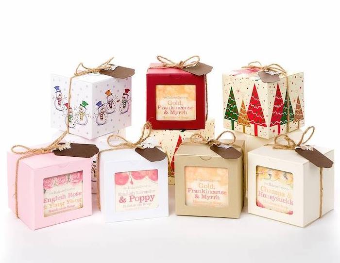 Božično darilo za 12 -letno dekle, mila z drugačnim vonjem v kartonskih škatlah, okrašena z vrvicami in božičnimi motivi