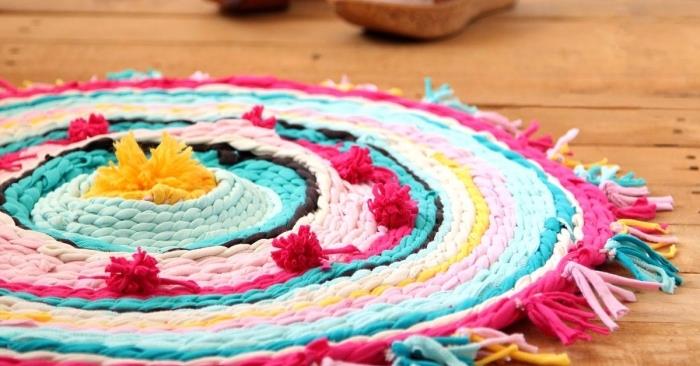 renkli kumaş şeritler halinde dokunan, püskül ve ponpon süslemeli yuvarlak kilim deseni, gençler için kolay manuel aktivite