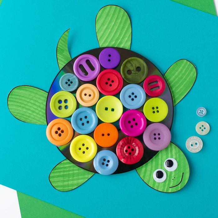 manuel aktivite 4 yaşında, renkli düğme süslemeli yeşil kaplumbağa, kolay yaratıcı çocuklar DIY