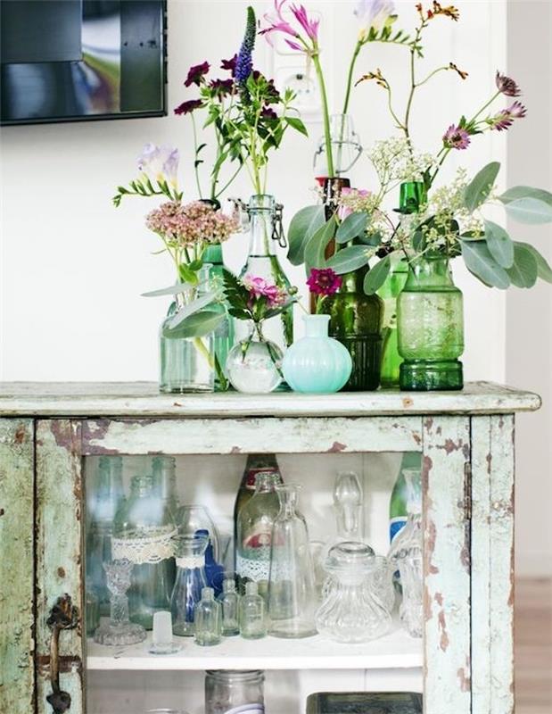 prašmatnios kaimiškos komodos pavyzdys, perdažytas mėtų žalia spalva, sendintas, surūdijęs, gėlių vazos