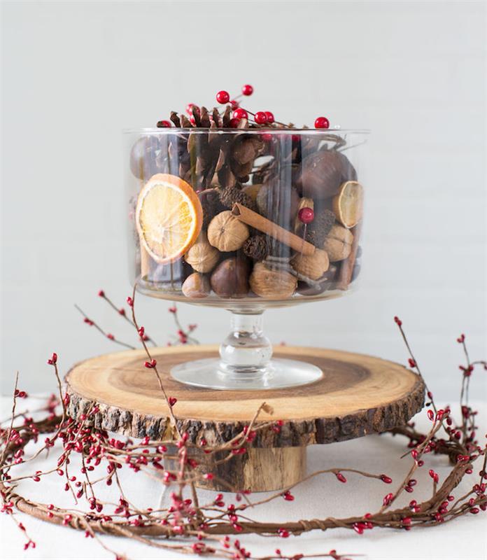 Primer božične dekoracije, da se naredite sami s stekleno posodo, napolnjeno z borovimi storži, kostanji, orehi, pomarančnimi rezinami, vejami deco nature center de tabke