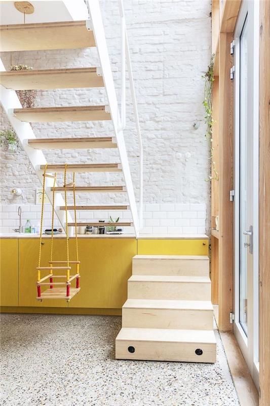 primer odstranljivih stopnic v kuhinji rumena fasada bela opečna stena bele ploščice viseče rastline