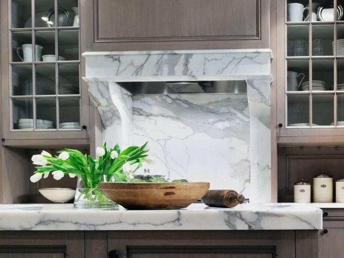 primer-kuhinjska-omara-barva-siva-taupe-za-kuhinjo-fasada-marmorna delovna plošča