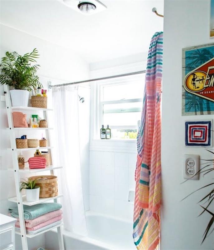 Küvet ve duş perdeli küçük banyo dekoru, saksı ve sepetli dekoratif merdiven, renkli vurgular