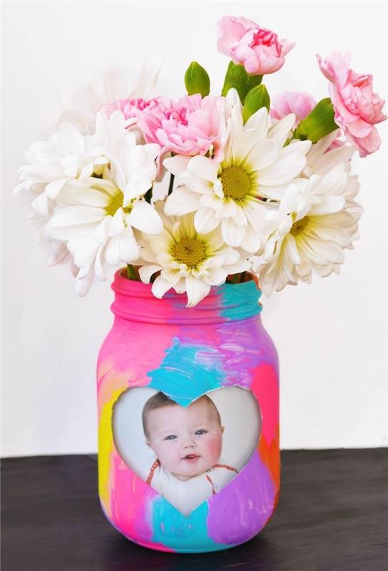 kūdikio nuotraukos pavyzdys, kaip pasigaminti močiutės dienos dovaną sau vazą, nudažytą spalvinga gėlių puokšte
