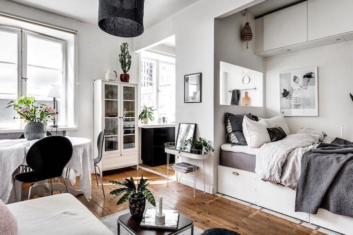 postavili studio v skandinavskem slogu s sivo-belo posteljo, lesenimi tlemi, jedilno mizo, obdano s črnimi stoli, belimi stenami