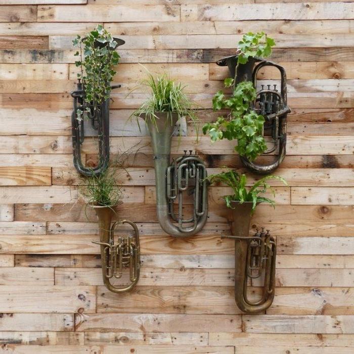 DIY enostavno recikliranje, DIY ideja za cvetlični lonec narejena iz trobente, ideje za dekoracijo sten na prostem