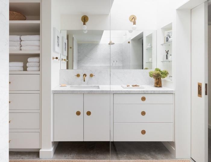 altın kulplu beyaz dolap ve çekmeceli modern banyo dolabı, mermer ve altından şık dekor