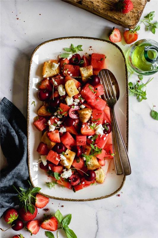 tarifi örneği karpuz çilek kiraz ciabatta ve ufalanmış beyaz peynir ile soğuk salata