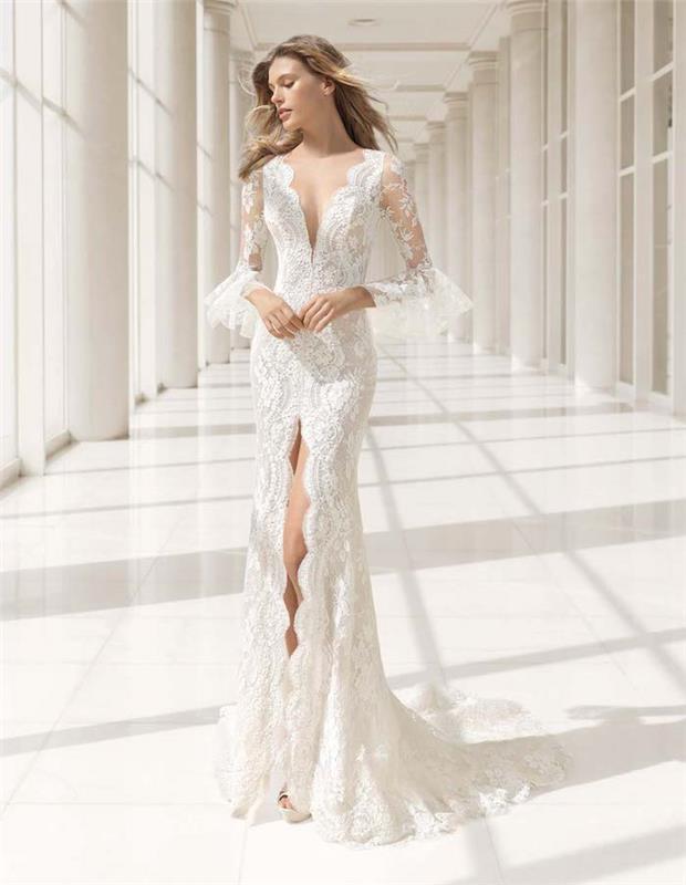 elegantiška nėrinių vestuvinė suknelė permatomomis rankovėmis su siuvinėtomis gėlėmis ir skeltuku priekyje]