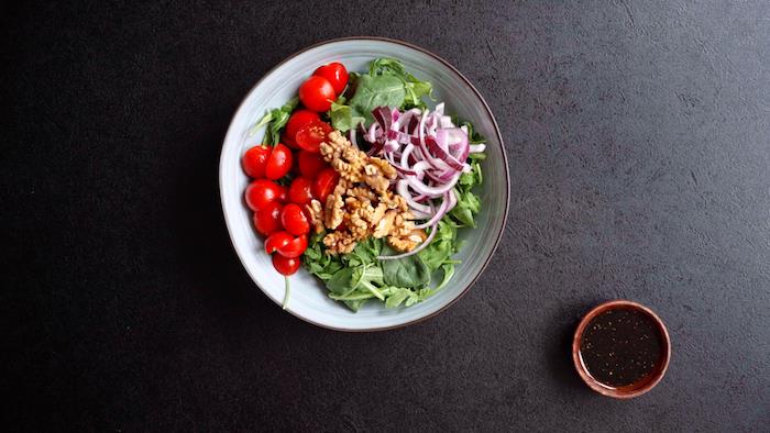 örnek salata ıspanaklı roka cevizli soğan ve çeri domatesli salata yaz salatasına konur