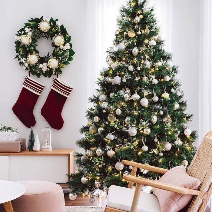 primer naravnega božičnega drevesa v zlatu in srebru z idejo o notranji dekoraciji lahkega venca originalna božična hiša