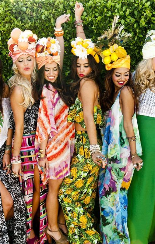 atogrąžų vakarėlio tema aplink baseiną, moterys spalvingomis suknelėmis ir plaukų aksesuarai gėlėse ir atogrąžų vaisiuose